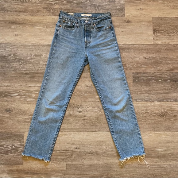 Levi’s Wedgie Straight Light Wash Denim Jeans with Raw Hem size 23 - Picture 5 of 17